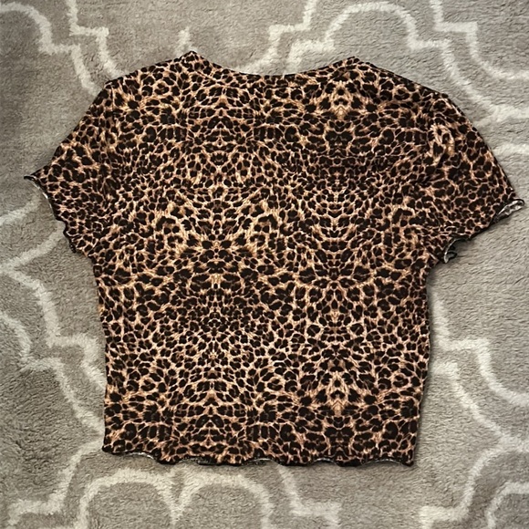 Garage stretchy size M leopard print crop tee - Picture 4 of 4